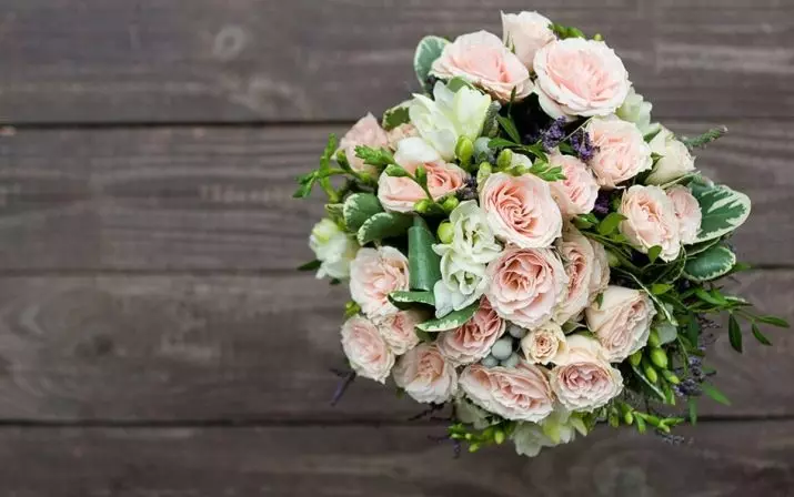 Svadba buket ruža (74 fotografije): Wedding kompozicije napravljen od ruža sa bijelim eustomas, plava freesies i crvene alstromeries 8005_55