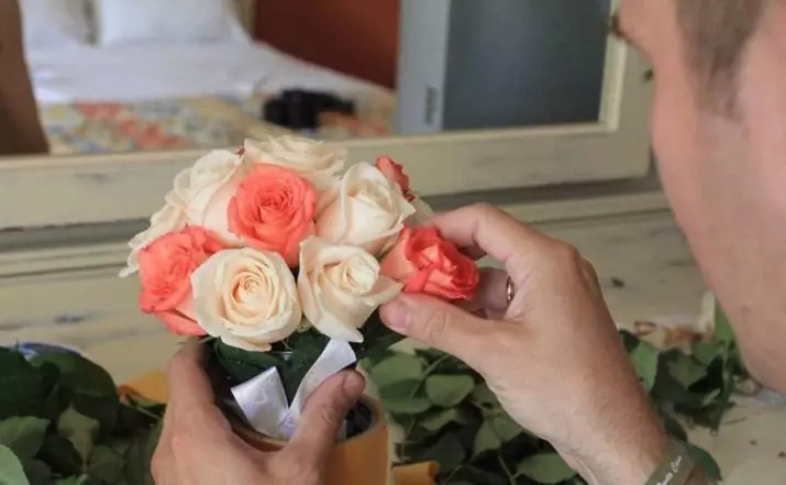 Bouquet de novia de rosas (74 fotos): composicións de matrimonio feitas de rosas con eustomas brancos, freesías azuis e alstromías vermellas 8005_59