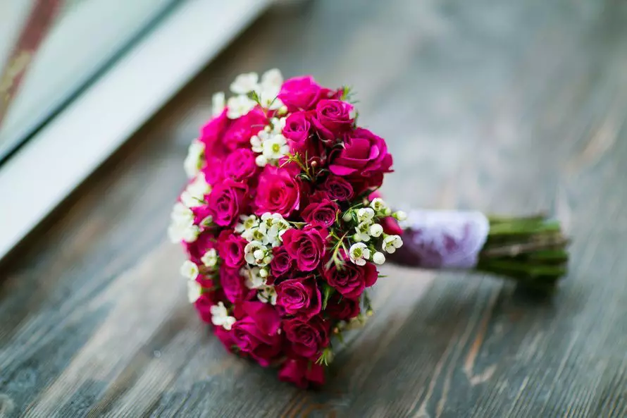 Kardét bridal mawar (74 poto): Komposisi kawinan anu dilakukeun ku mawar nganggo Eustomas Bodas, Frawses Bodas sareng Alstromies Beureum 8005_6