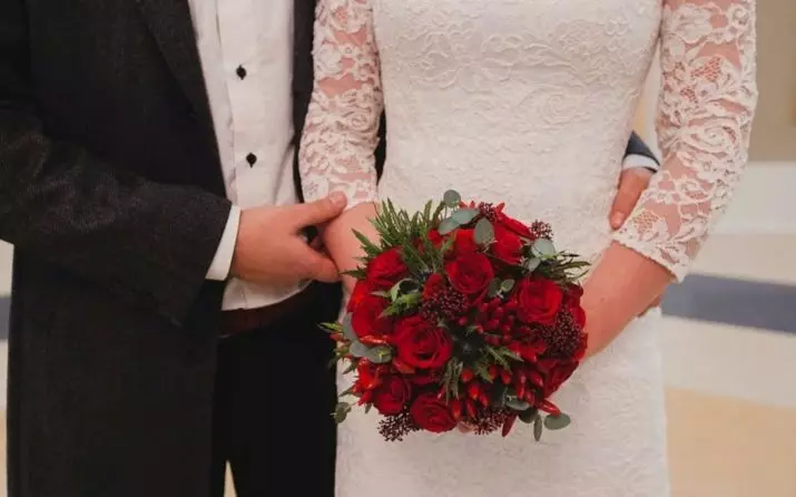 Bouquet martesor me trëndafila (74 foto): Përbërjet e dasmës të bëra nga trëndafila me eustomas të bardhë, freesies blu dhe alstromeri të kuqe 8005_64