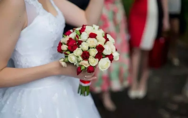 Bouquet de mariée de roses (74 photos): Mariage Compositions en roses avec des EUSTOMAS blancs, des freesdies bleues et des alstromères rouges 8005_65
