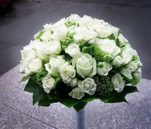 ช่อดอกไม้เจ้าสาวของดอกกุหลาบ (74 รูป): องค์ประกอบงานแต่งงานที่ทำจากดอกกุหลาบกับ Eustomas สีขาว, Freesies สีน้ำเงินและ alstromeries สีแดง 8005_7