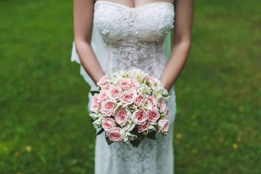 Menyasszonyi csokor rózsa (74 fotók): Esküvői készítmények készült rózsa fehér eustomas, kék freesies és piros alstromeries 8005_8