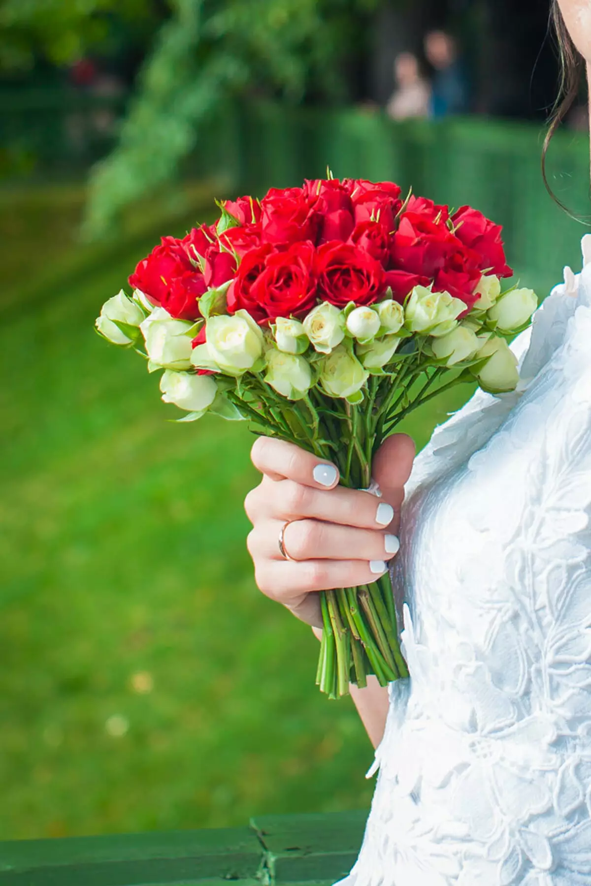 Bridal boeket (74 foto's): Wedding Gearstallingts makke fan roazen mei wite Eustomas, blauwe freesies en reade alstromerijen 8005_9