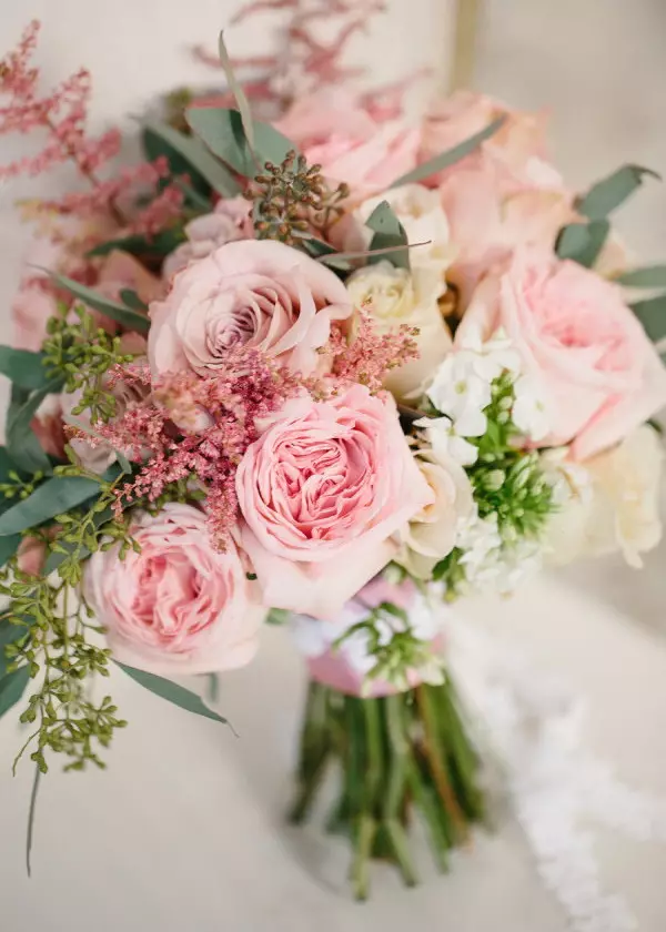 Bridal Bouquet vu pionesche Rosen (53 Fotoen): Wielt eng Hochzäit Bouquet mat pionesche Rosen, wäisse Mills a rout Hydrangas 8007_11