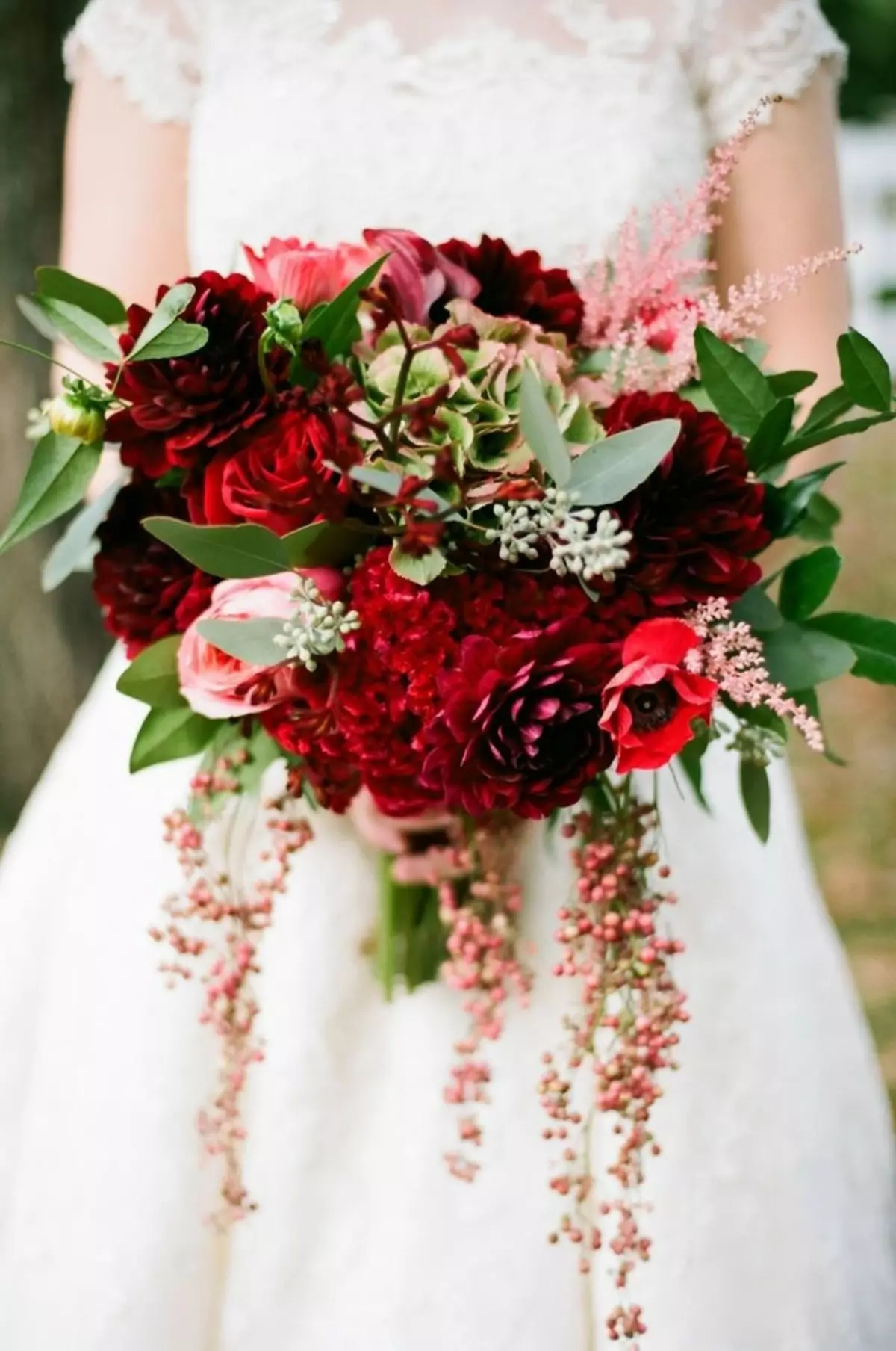 Bridal Bouquet vu pionesche Rosen (53 Fotoen): Wielt eng Hochzäit Bouquet mat pionesche Rosen, wäisse Mills a rout Hydrangas 8007_12