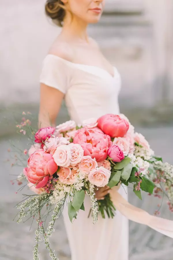 Pridaalkimp pioniliste rooside (53 fotot): valida pulm kimp piooniliste roosidega, valgete veskite ja punase hüdrangidega 8007_17