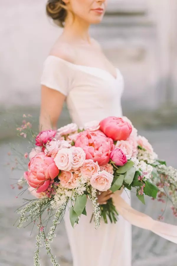 Bridal Bouquet vu pionesche Rosen (53 Fotoen): Wielt eng Hochzäit Bouquet mat pionesche Rosen, wäisse Mills a rout Hydrangas 8007_17