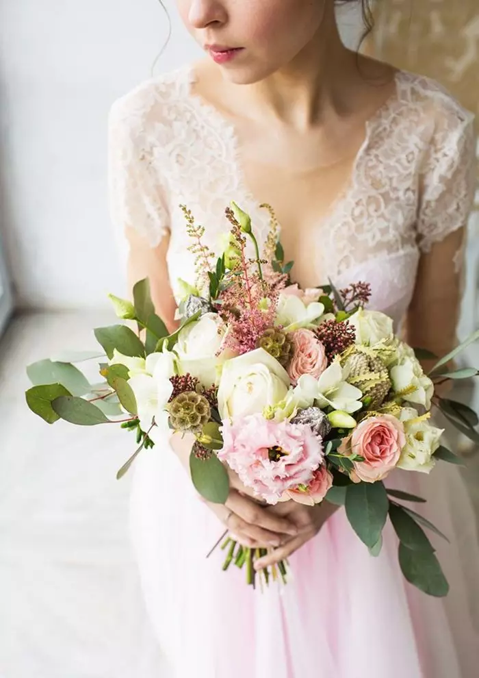 Bridal Bouquet vu pionesche Rosen (53 Fotoen): Wielt eng Hochzäit Bouquet mat pionesche Rosen, wäisse Mills a rout Hydrangas 8007_18