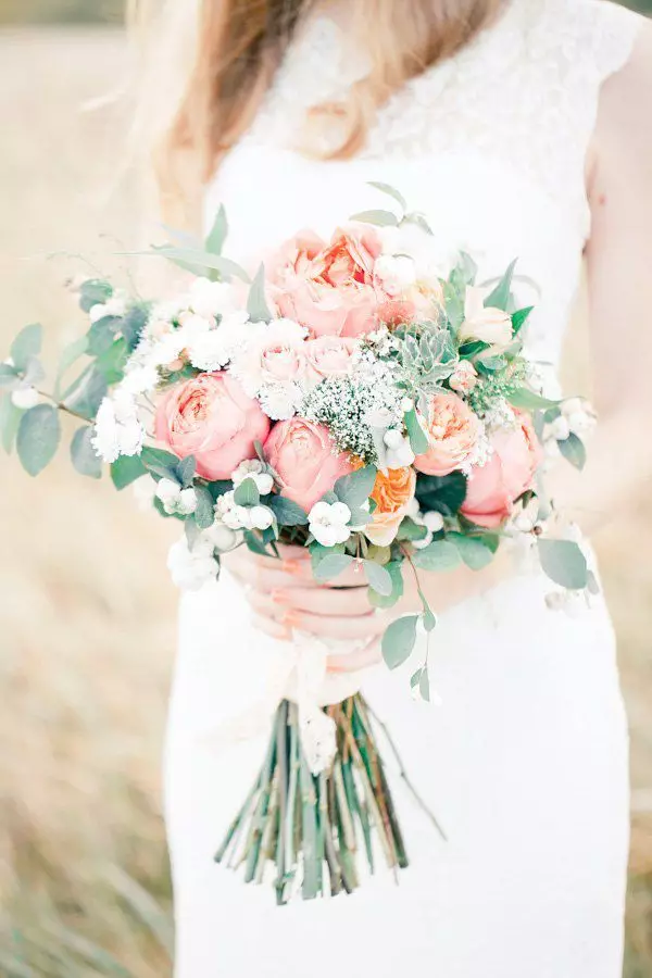 Bridal Bouquet vu pionesche Rosen (53 Fotoen): Wielt eng Hochzäit Bouquet mat pionesche Rosen, wäisse Mills a rout Hydrangas 8007_24