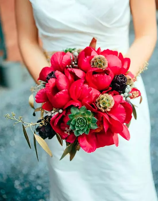 Bridal Bouquet vu pionesche Rosen (53 Fotoen): Wielt eng Hochzäit Bouquet mat pionesche Rosen, wäisse Mills a rout Hydrangas 8007_27