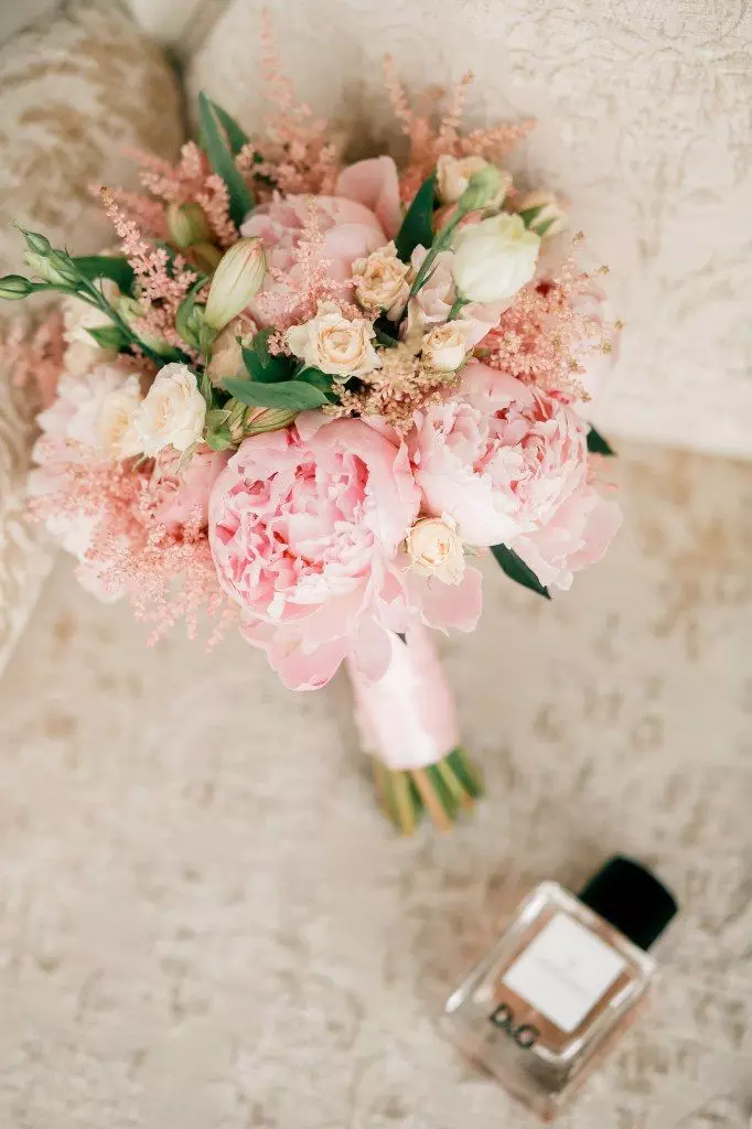 Bridal Bouquet vu pionesche Rosen (53 Fotoen): Wielt eng Hochzäit Bouquet mat pionesche Rosen, wäisse Mills a rout Hydrangas 8007_29