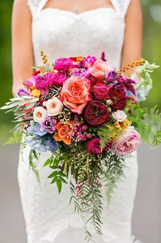 Bridal Bouquet vu pionesche Rosen (53 Fotoen): Wielt eng Hochzäit Bouquet mat pionesche Rosen, wäisse Mills a rout Hydrangas 8007_30