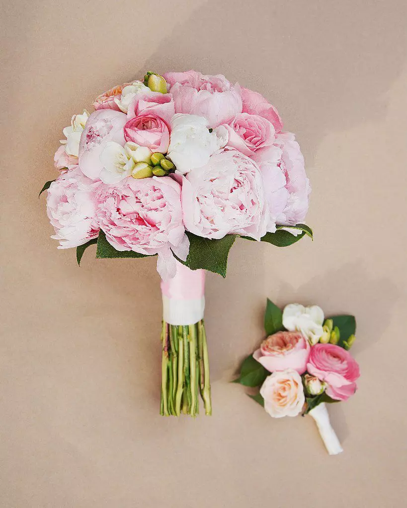 Pridaalkimp pioniliste rooside (53 fotot): valida pulm kimp piooniliste roosidega, valgete veskite ja punase hüdrangidega 8007_32