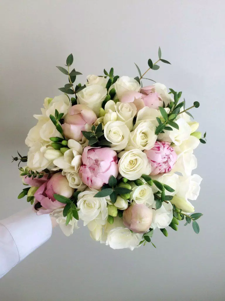 Bridal Bouquet vu pionesche Rosen (53 Fotoen): Wielt eng Hochzäit Bouquet mat pionesche Rosen, wäisse Mills a rout Hydrangas 8007_33