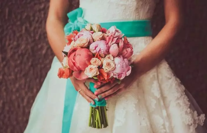 Bridal Bouquet vu pionesche Rosen (53 Fotoen): Wielt eng Hochzäit Bouquet mat pionesche Rosen, wäisse Mills a rout Hydrangas 8007_39