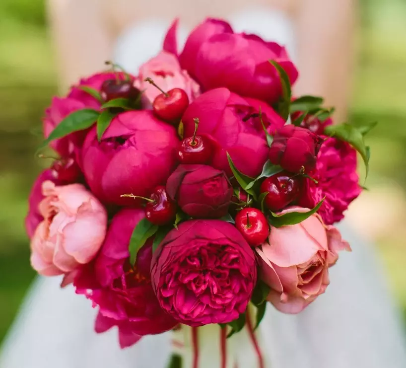 Bridal Bouquet vu pionesche Rosen (53 Fotoen): Wielt eng Hochzäit Bouquet mat pionesche Rosen, wäisse Mills a rout Hydrangas 8007_41