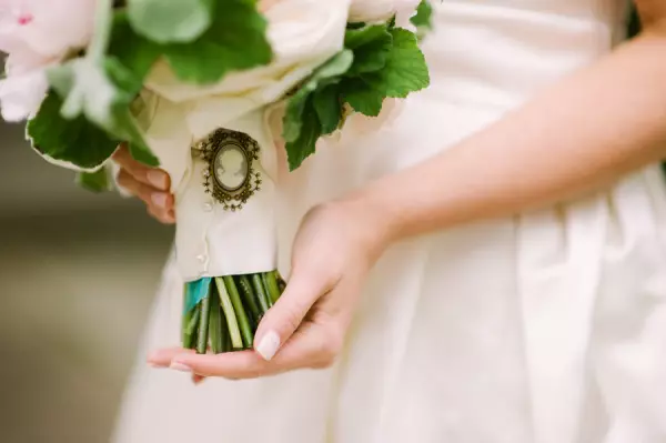 Bridal Bouquet vu pionesche Rosen (53 Fotoen): Wielt eng Hochzäit Bouquet mat pionesche Rosen, wäisse Mills a rout Hydrangas 8007_44