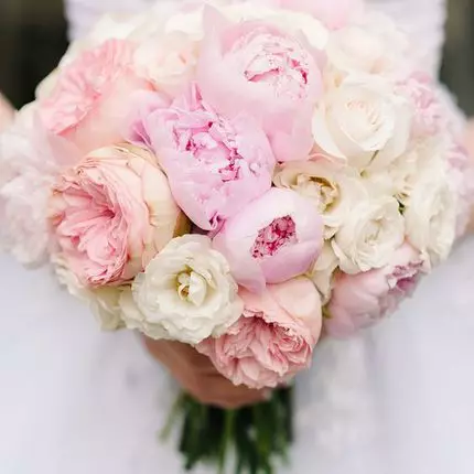 Bridal Bouquet vu pionesche Rosen (53 Fotoen): Wielt eng Hochzäit Bouquet mat pionesche Rosen, wäisse Mills a rout Hydrangas 8007_45