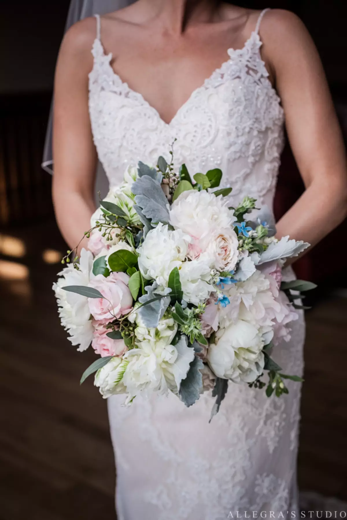 Bridal Bouquet vu pionesche Rosen (53 Fotoen): Wielt eng Hochzäit Bouquet mat pionesche Rosen, wäisse Mills a rout Hydrangas 8007_46