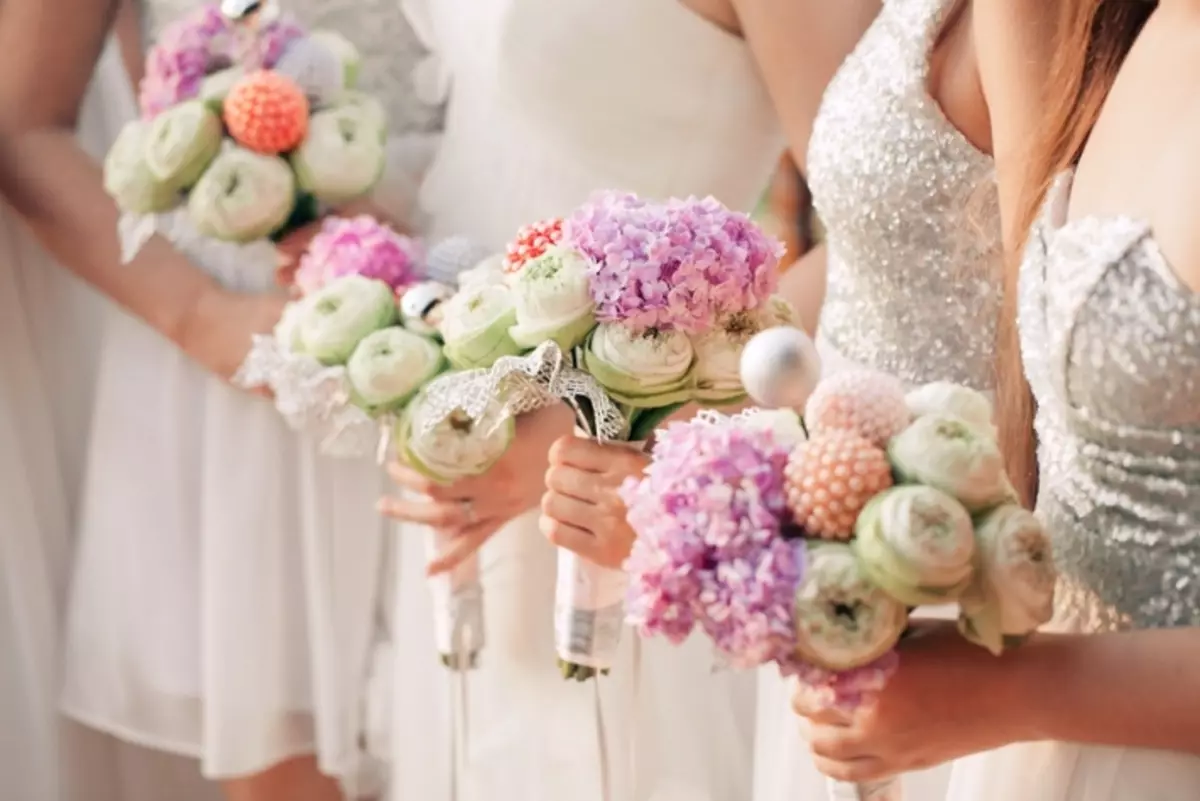 Bridal Bouquet vu pionesche Rosen (53 Fotoen): Wielt eng Hochzäit Bouquet mat pionesche Rosen, wäisse Mills a rout Hydrangas 8007_52