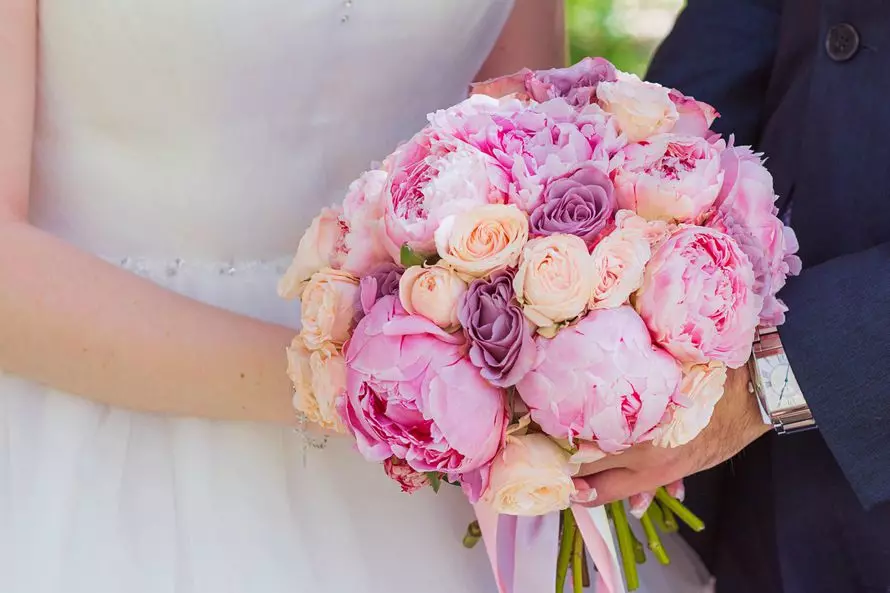 Bridal Bouquet vu pionesche Rosen (53 Fotoen): Wielt eng Hochzäit Bouquet mat pionesche Rosen, wäisse Mills a rout Hydrangas 8007_53