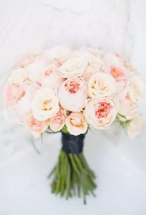 Bridal Bouquet vu pionesche Rosen (53 Fotoen): Wielt eng Hochzäit Bouquet mat pionesche Rosen, wäisse Mills a rout Hydrangas 8007_7