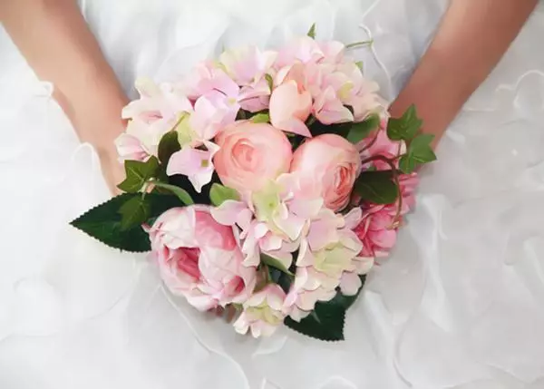 Bridal Bouquet vu pionesche Rosen (53 Fotoen): Wielt eng Hochzäit Bouquet mat pionesche Rosen, wäisse Mills a rout Hydrangas 8007_8