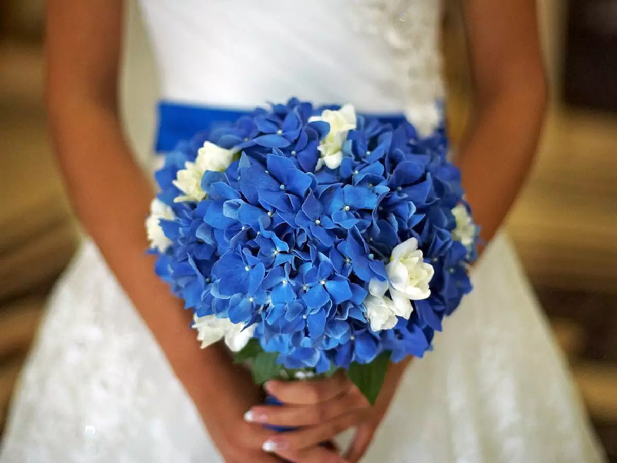 Букет невесты и бутоньерка в синем цвете иску