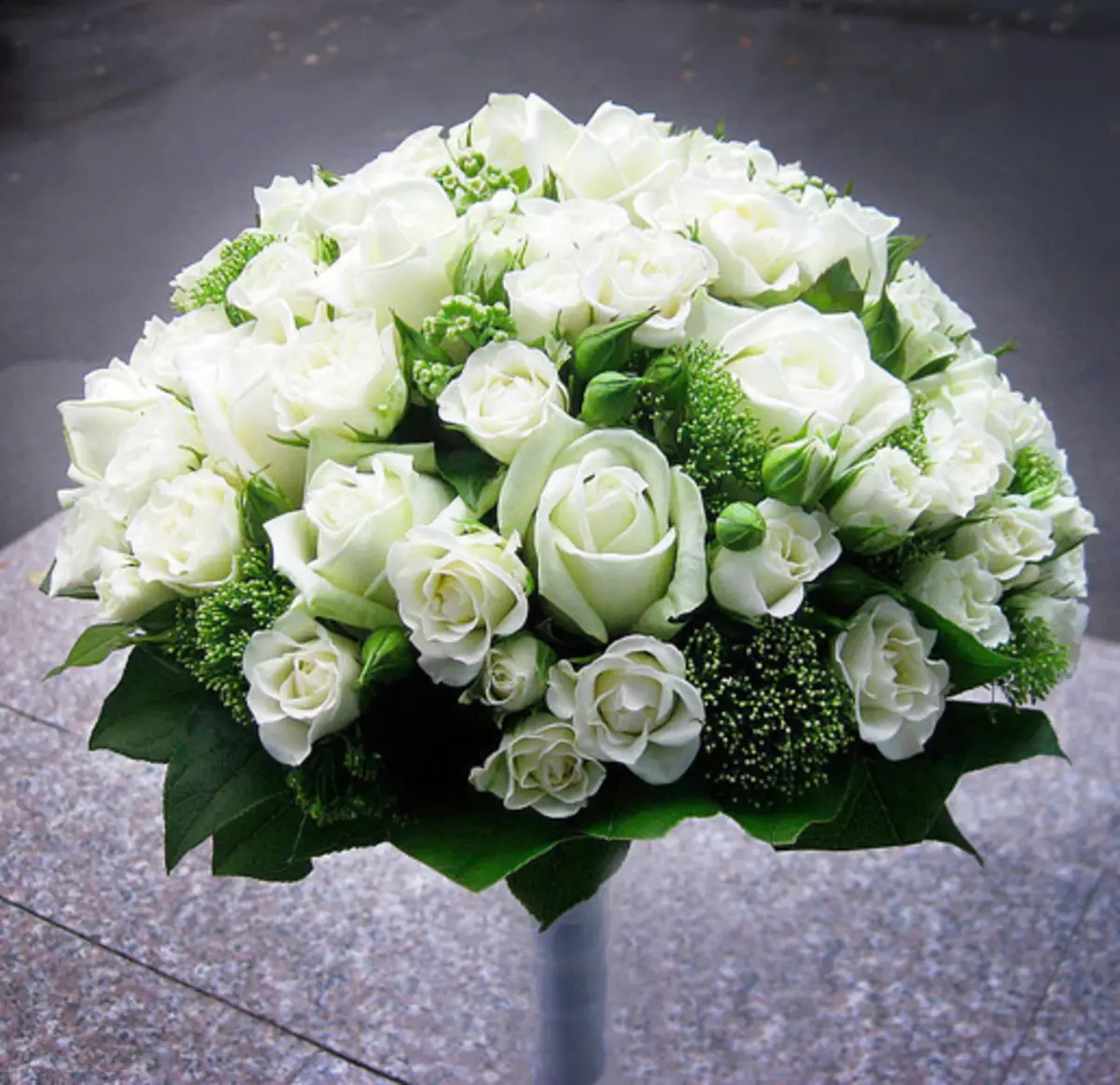 Свадебный букет белых кустовых роз