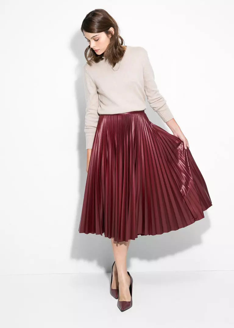 Plear læder nederdele: Hvad skal man bære plettet økologisk nederdel? Billeder med sorte og brune kunstige hudkjoler 800_16