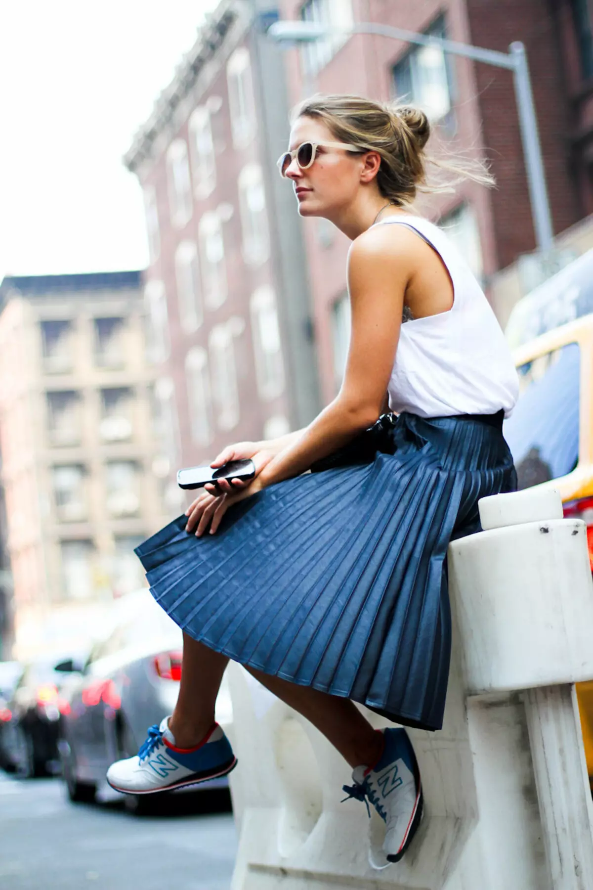 Placs Skirt Kulit: Apa yang perlu dipakai Rok Eco-Piece Pleated? Imej dengan skirt kulit tiruan hitam dan coklat 800_17