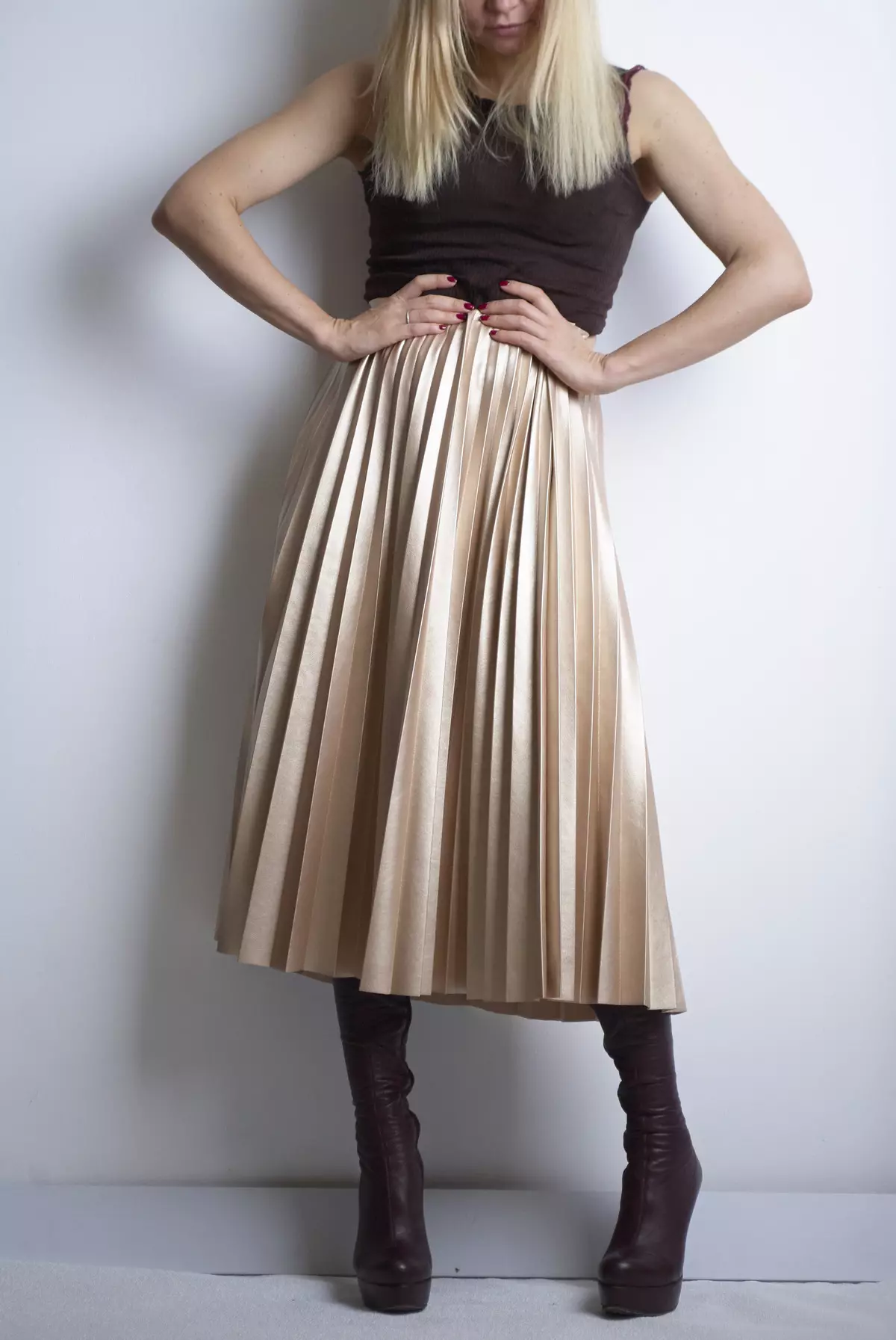 Plears δερμάτινες φούστες: Τι να φοράτε πτυχωμένη φούστα οικολογικού κομματιού; Εικόνες με μαύρες και καφέ τεχνητές φούστες δέρματος 800_19