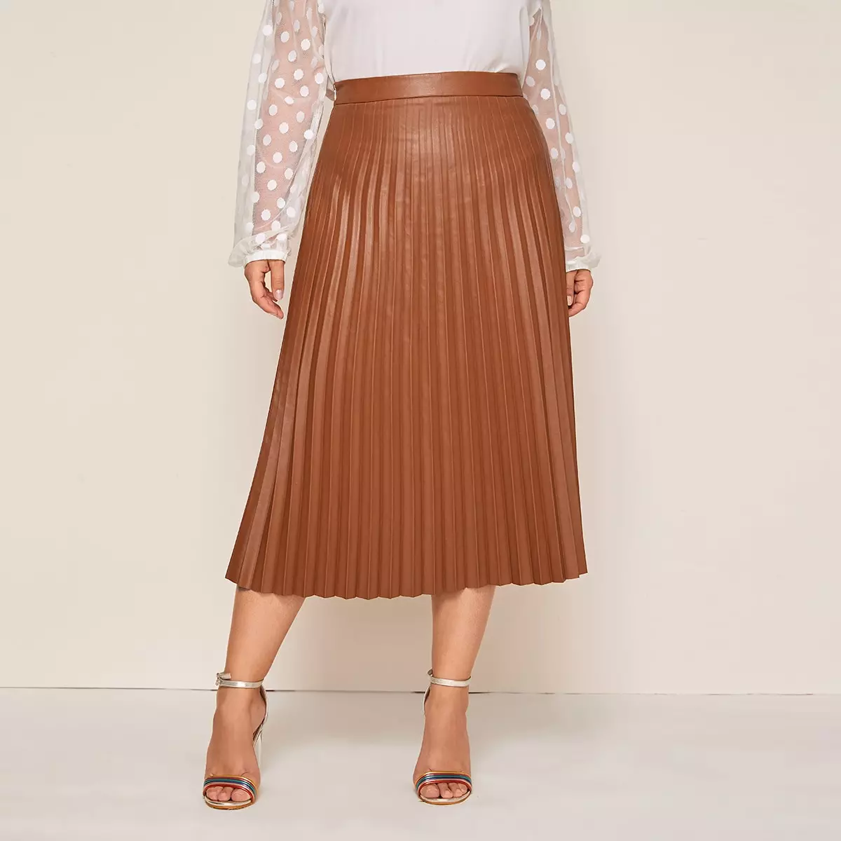 Faldas de cuero de la pisada: ¿Qué llevar la falda de pieza ecológica plisada? Imágenes con faldas de piel artificial negra y marrón. 800_27