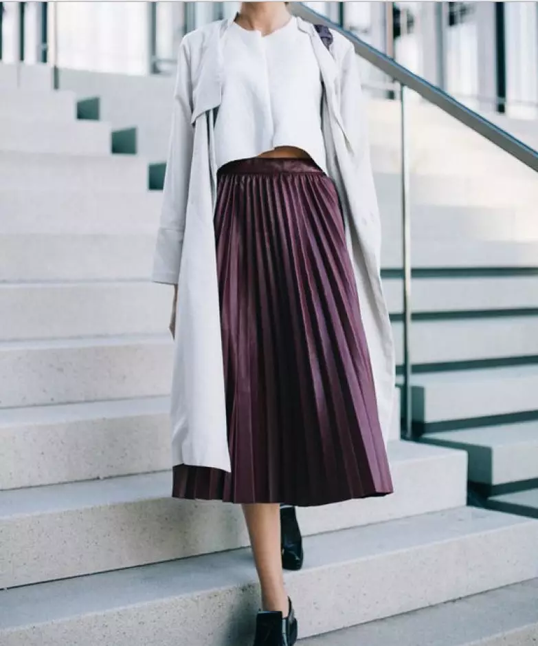 Faldas de coiro: que usar saia de eco-peza plisada? Imaxes con saias de pel artificiais e marróns 800_32
