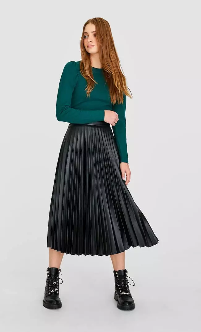 Tries kožené sukne: Čo nosiť skladanú ekologickú sukňu? Obrázky s čiernou a hnedou umelou kožou sukne 800_40