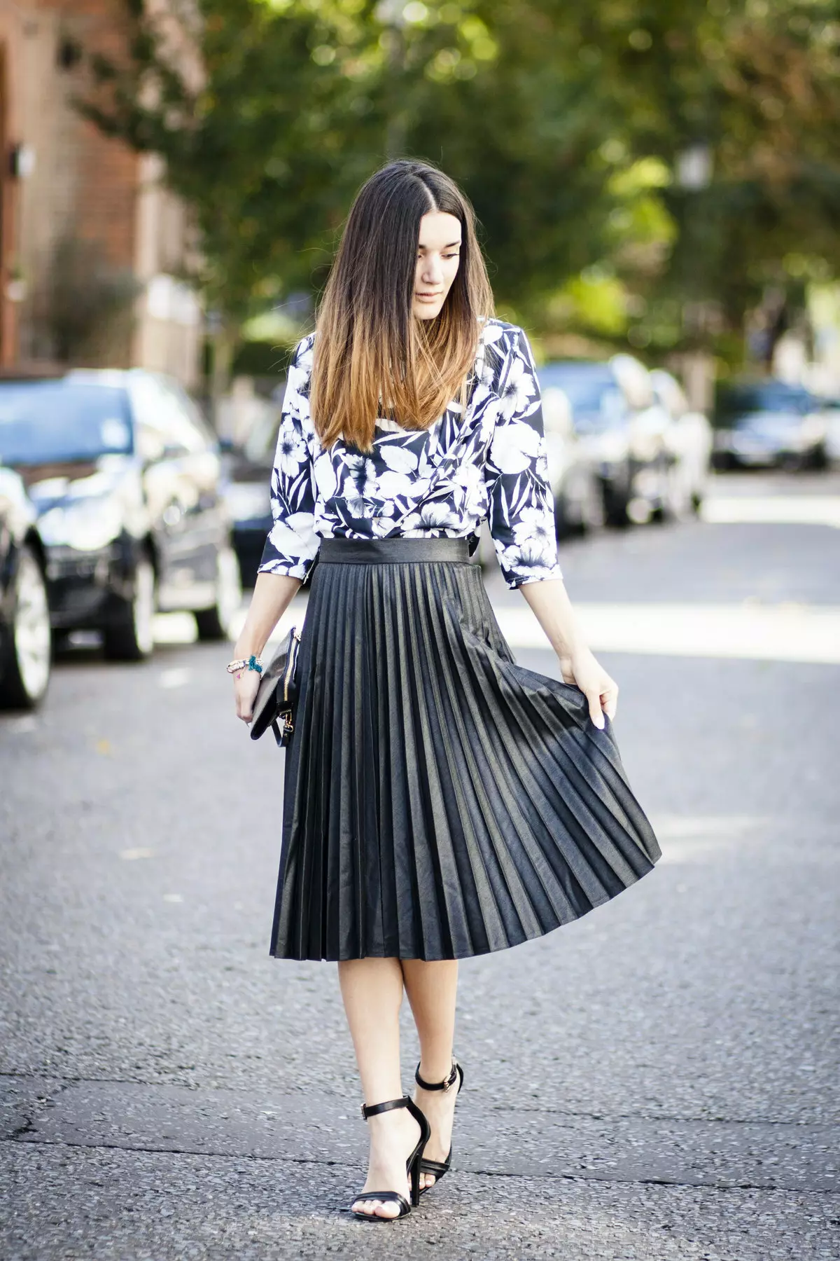 Plays चमड़े के स्कर्ट: Pleated इको-टुकड़ा स्कर्ट पहनने के लिए क्या? काले और भूरे रंग की कृत्रिम त्वचा स्कर्ट वाली छवियां 800_42