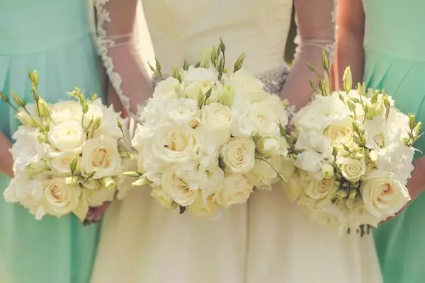 Bridal Bouquet in Groom Boutonniere (29 fotografij): Izberite poročni komplet. Kako združiti boutonniere in šopek na poroki? 8011_12