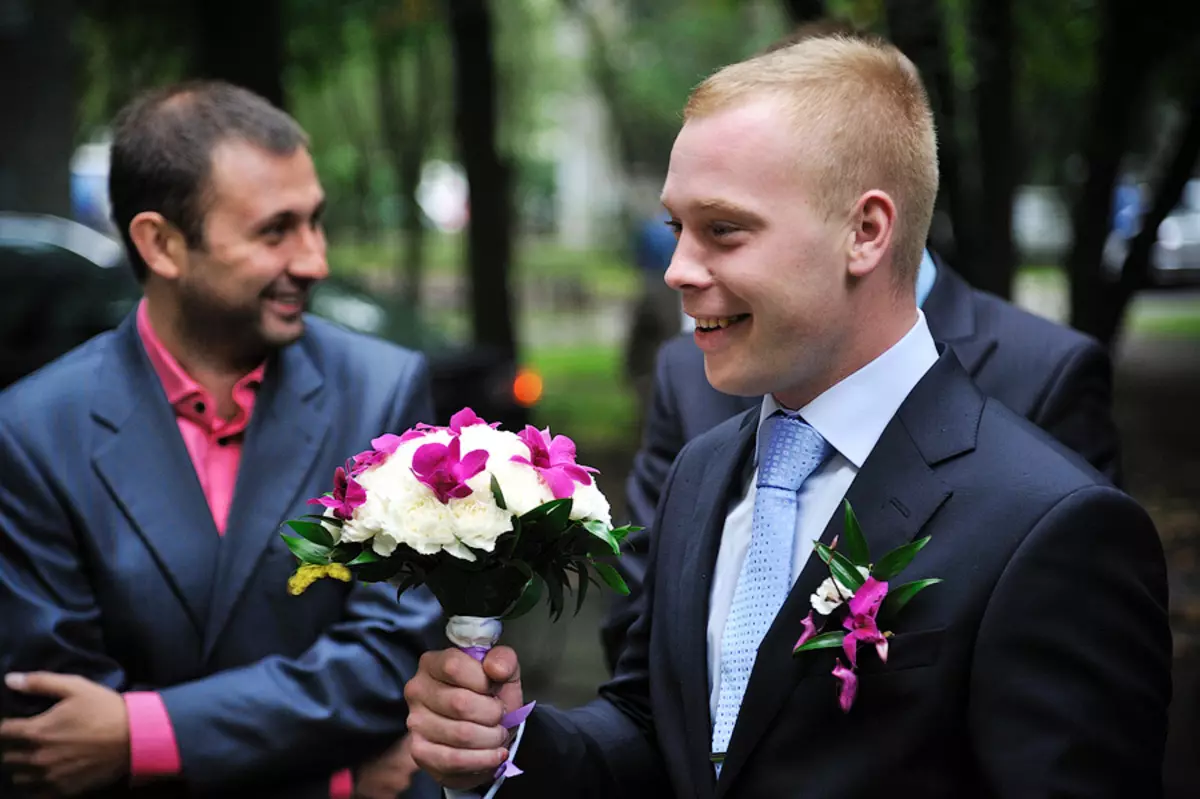 Bouquet Bridal agus Boutonniere Groom (29 grianghraf): Roghnaigh trealamh bainise. Conas an boutonniere agus bouquet a chur le chéile ag an bpósadh? 8011_15