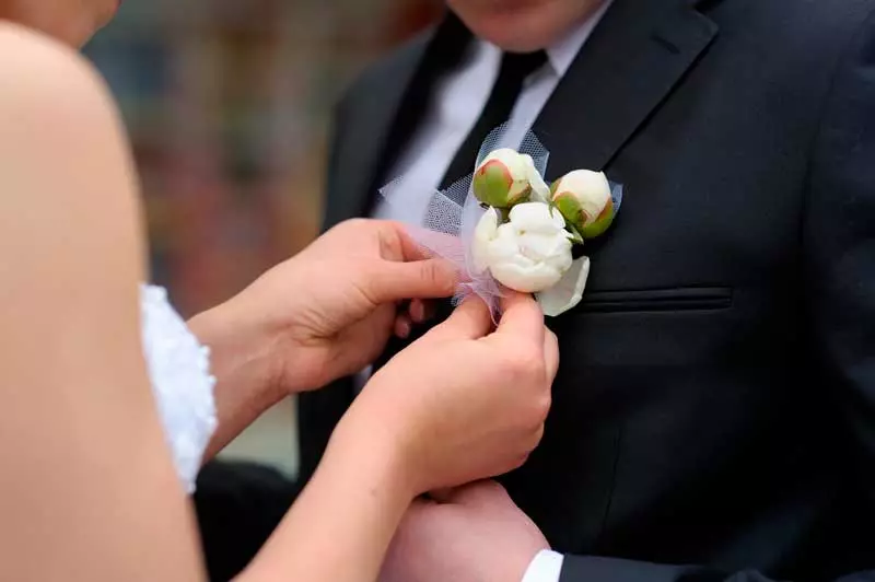 Bridal Bouquet ja Groom Boutonniere (29 fotot): valige pulmakomplekt. Kuidas ühendada Boutonniere ja kimp pulmas? 8011_16
