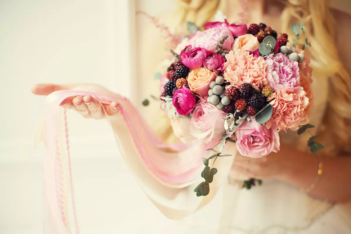 Bouquet Bridal e Groom Boutonniere (29 foto): Scegli un kit da sposa. Come combinare il boutonniere e un bouquet al matrimonio? 8011_18