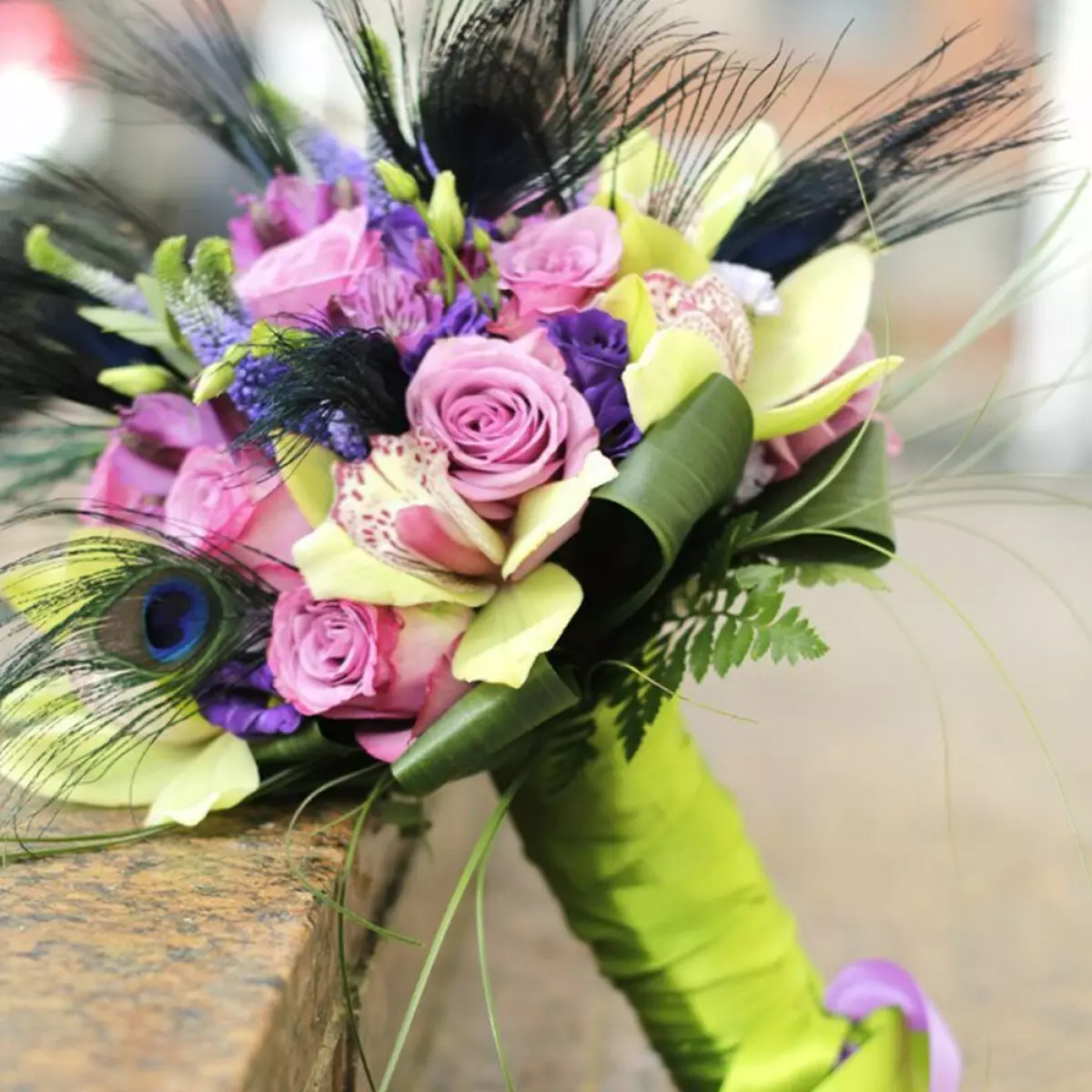 Bridal Bouquet in Groom Boutonniere (29 fotografij): Izberite poročni komplet. Kako združiti boutonniere in šopek na poroki? 8011_19