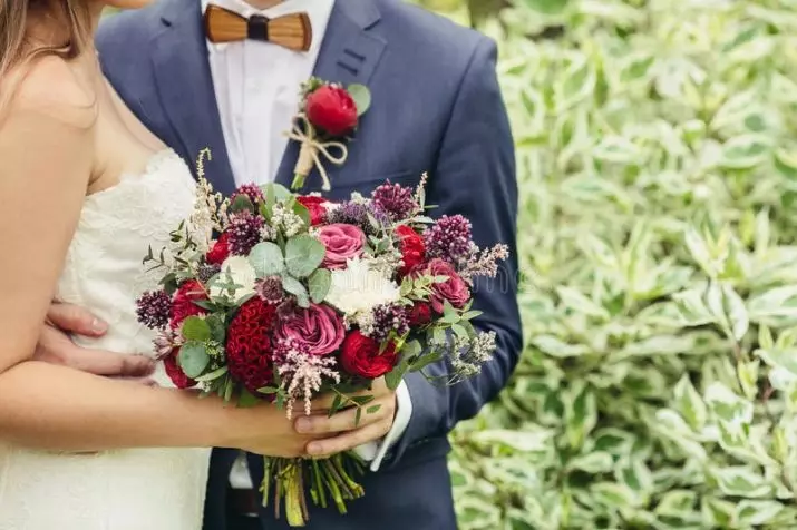 Bridal Bouquet ja Groom Boutonniere (29 kuvaa): Valitse häätpakkaus. Kuinka yhdistää boutonniere ja kukkakimppu häät? 8011_2