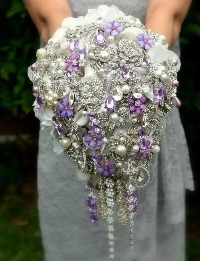 Bridal boucuquet ۋە گىرىم بوسۇبېننى (29 پارچە): توي زاپچاسلىرىنى تاللاڭ. Boutonniere ۋە تويىدا بىر دەستە بىرلەشتۈرۈشنى قانداق بىرلەشتۈرۈش كېرەك? 8011_23