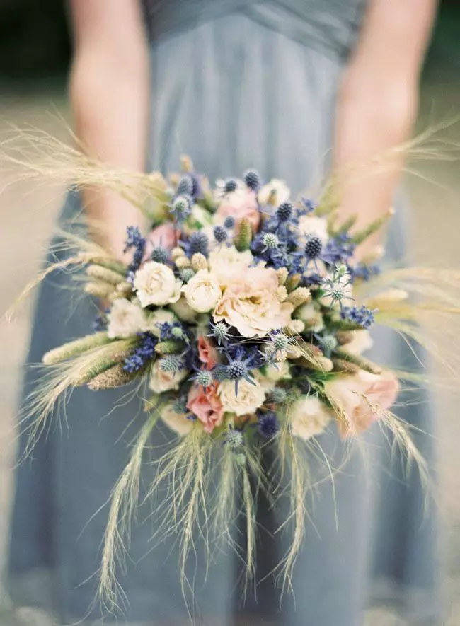 Bridal Bouquet in Groom Boutonniere (29 fotografij): Izberite poročni komplet. Kako združiti boutonniere in šopek na poroki? 8011_26