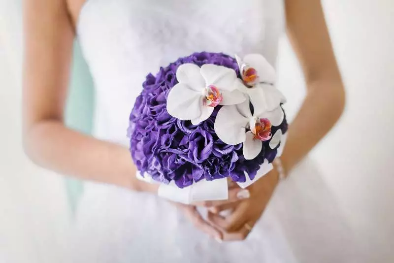 Bridal Bouquet en Groom Boutonniere (29 foto's): Kies in trouwerij. Hoe kinne jo de Boutonniere en in boeket kombinearje by it brulloft? 8011_27