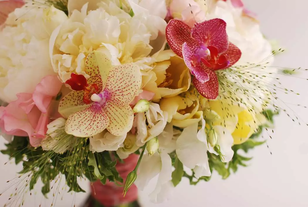 Bouquet Bridal ແລະ Groom Boutonniere (29 ຮູບພາບ): ເລືອກຊຸດແຕ່ງງານ. ວິທີການປະສົມປະສານກັບ boutonniere ແລະ bouquet ໃນງານແຕ່ງດອງ? 8011_28