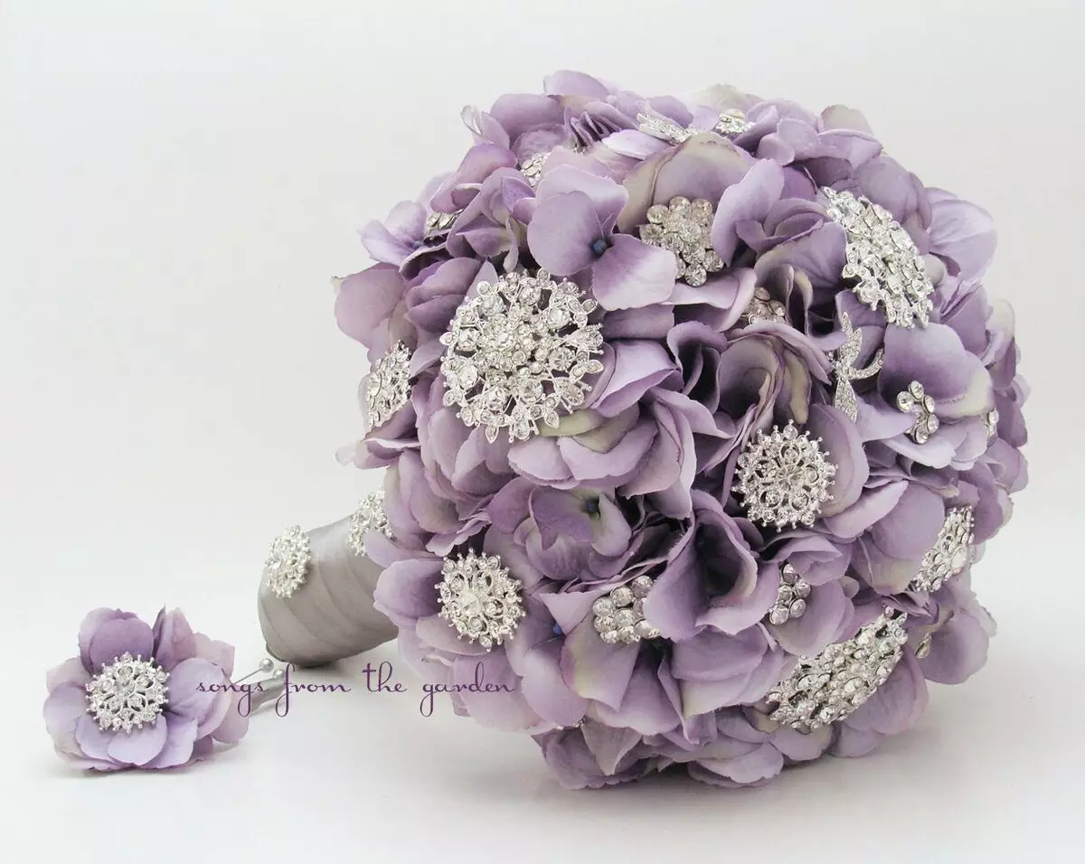 Bouquet Bridal ແລະ Groom Boutonniere (29 ຮູບພາບ): ເລືອກຊຸດແຕ່ງງານ. ວິທີການປະສົມປະສານກັບ boutonniere ແລະ bouquet ໃນງານແຕ່ງດອງ? 8011_4