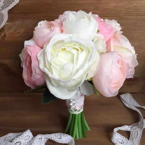 Γάμος μπουκέτο παιώνια (108 φωτογραφίες): συνδυασμοί με λευκές υδραυλικές και κόκκινες callas, συνδυασμοί της Βουργουνδίας, λιλά και μοβ λουλούδια σε ένα γαμήλιο μπουκέτο 8013_10