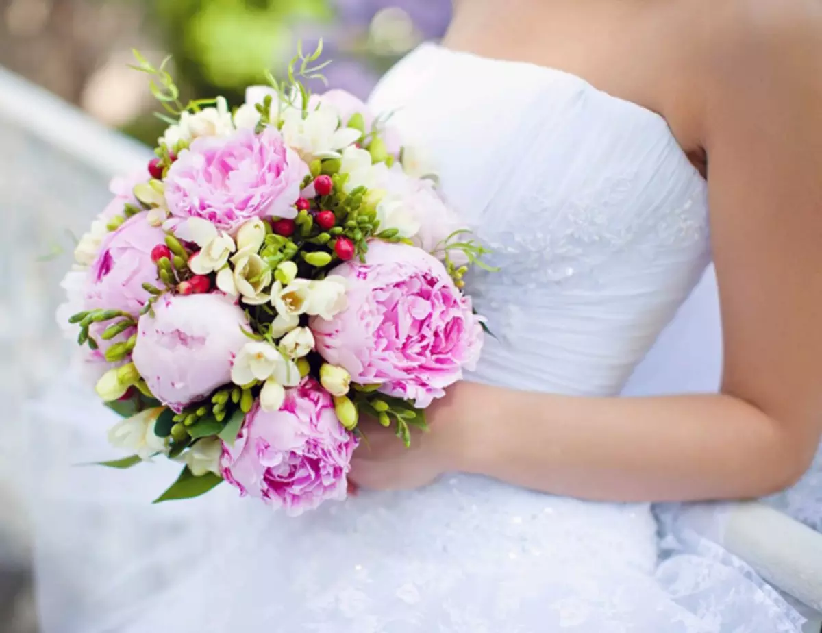 Свадбени букет пенија (108 фотографија): Комбинације са белим хидрангејима и црвеним позивима, комбинације Бургундија, Лила и љубичастом цветовима у венчаном буку 8013_100